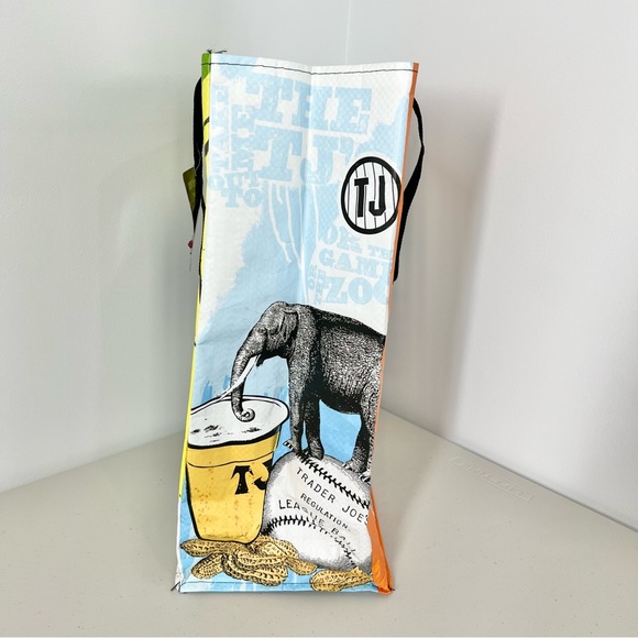 NWT Trader Joe's Brooklyn Bridge Reusable Grocery Bag 6 Gallon - Picture 4 of 6